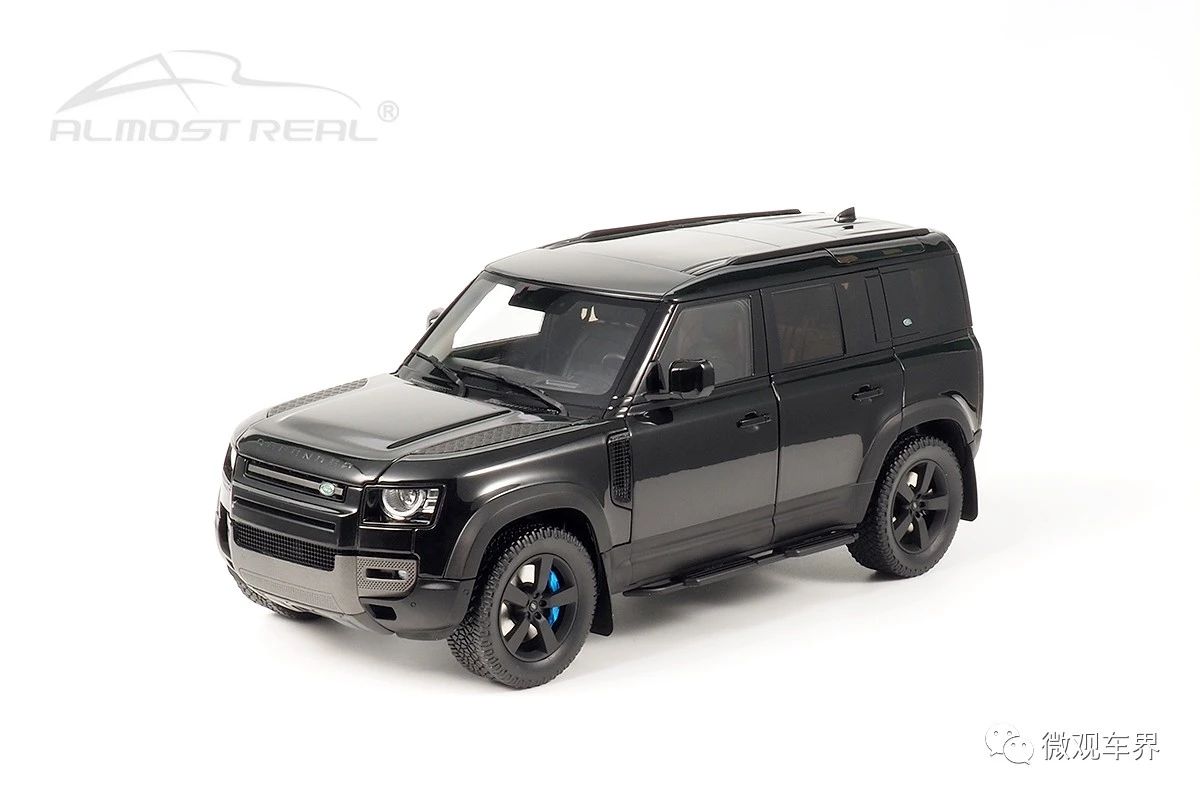 Land Rover Defender 110 - 2020 - Santorini Black 1/18  中文：路虎衛(wèi)士110 2020款 套件版 黑 1/18  顏色：圣托里尼黑/隕石黑  比例：1/18  主要特征：合金全開，可拆卸車頂行李架，可拆卸保險(xiǎn)杠，可拆卸展開式側(cè)梯，可拆卸掛式儲(chǔ)物箱，活動(dòng)拖拽尾鉤，可更換涉水喉配件，110紀(jì)念引擎蓋水貼