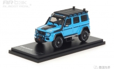 Brabus 550 Adventure Mercedes-Benz G-Class 4×42 - 2017 - Blue 1/64  中文：博速550探險(xiǎn)版 2017款 藍(lán)色 1/64  顏色：藍(lán)色車(chē)身，配碳纖維裝飾  比例：1/64  主要特征：博速探險(xiǎn)版套件，絞盤(pán)，踏板，越野輪轂，越野輪胎