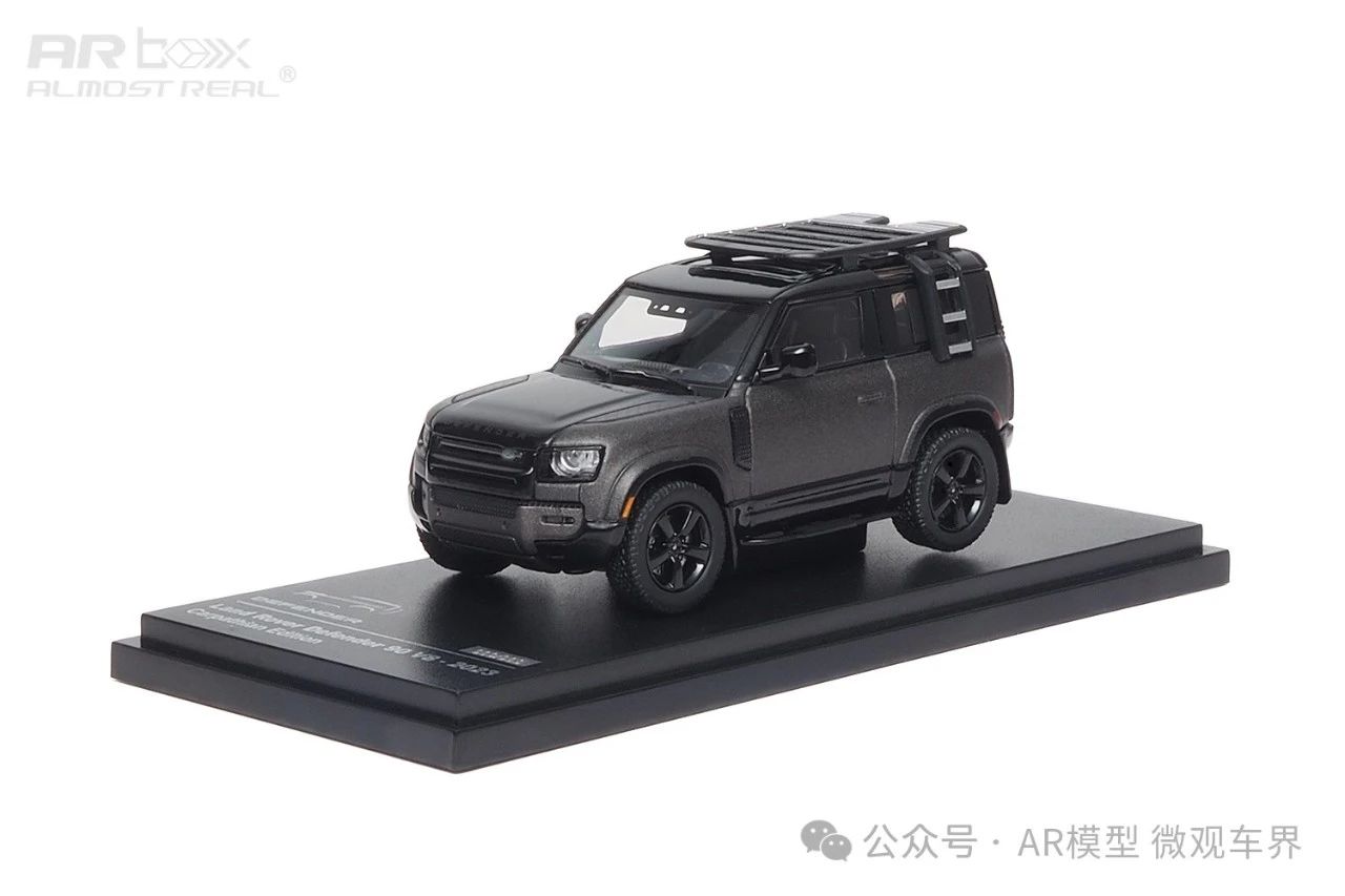 Land Rover Defender 90 - 2023 - Carpathian Edition 1/64 中文：路虎衛(wèi)士90 2023款 亞光灰紀(jì)念版 1/64 顏色：亞光灰色 比例：1/64 主要特征：底盤模擬懸掛效果，車頂架、車頂樓梯和外部側(cè)裝行李箱均采用獨(dú)立零件，V8版本四出排氣喉。附件配置了工兵鏟、沙板、備胎罩、油箱、可供替換的輪轂和車頂帳篷箱。