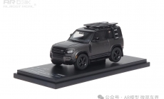 Land Rover Defender 90 - 2023 - Carpathian Edition 1/64 中文：路虎衛(wèi)士90 2023款 亞光灰紀(jì)念版 1/64 顏色：亞光灰色 比例：1/64 主要特征：底盤模擬懸掛效果，車頂架、車頂樓梯和外部側(cè)裝行李箱均采用獨(dú)立零件，V8版本四出排氣喉。附件配置了工兵鏟、沙板、備胎罩、油箱、可供替換的輪轂和車頂帳篷箱。