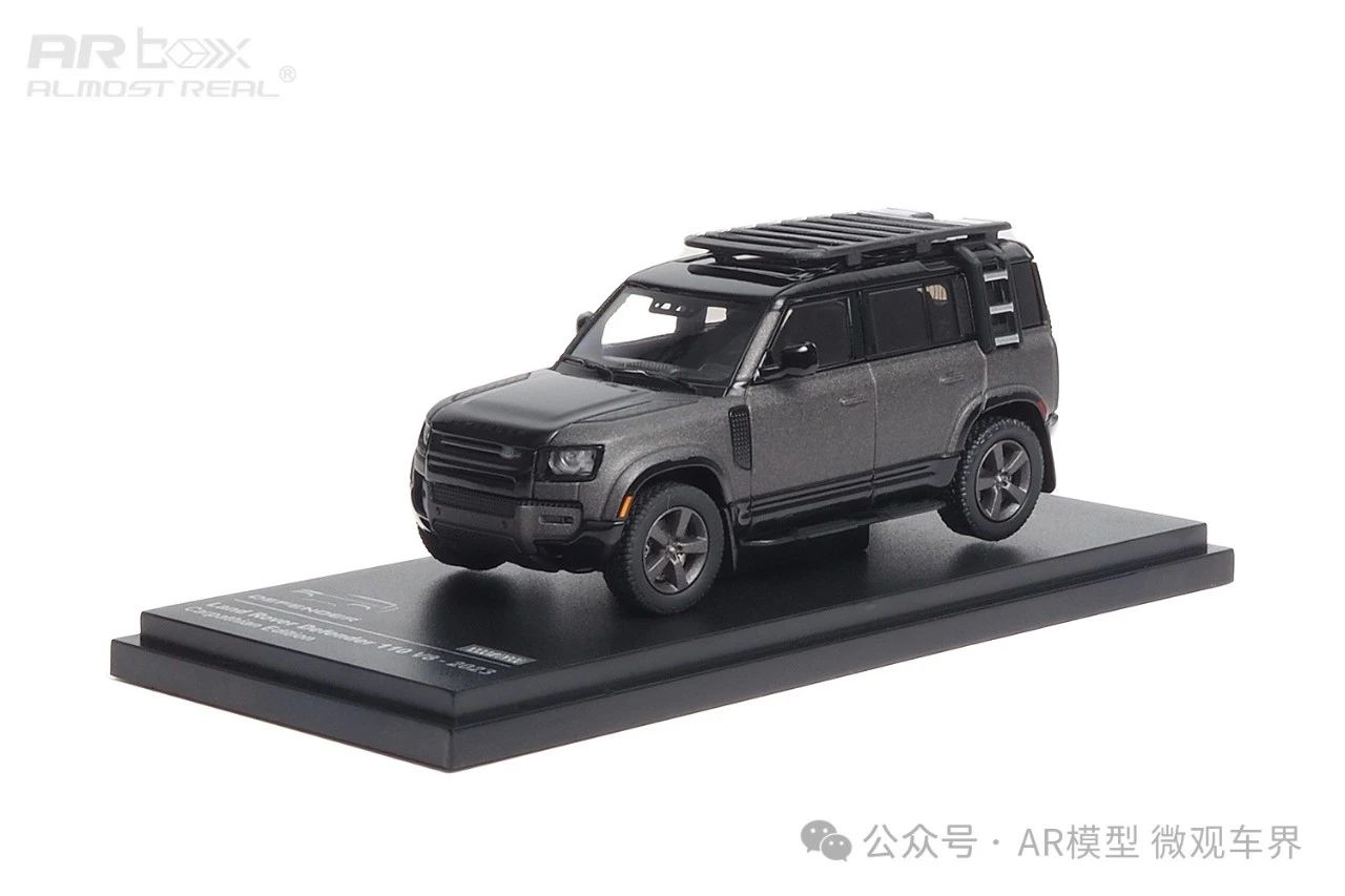 Land Rover Defender 110 - 2023 - Carpathian Edition 1/64 中文：路虎衛(wèi)士110 2023款 亞光灰紀(jì)念版 1/64 顏色：亞光灰色 比例：1/64 主要特征：底盤模擬懸掛效果，車頂架、車頂樓梯和外部側(cè)裝行李箱均采用獨(dú)立零件，V8版本四出排氣喉。附件配置了工兵鏟、沙板、備胎罩、油箱、可供替換的輪轂和車頂帳篷箱。