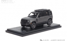 Land Rover Defender 110 - 2023 - Carpathian Edition 1/64 中文：路虎衛(wèi)士110 2023款 亞光灰紀(jì)念版 1/64 顏色：亞光灰色 比例：1/64 主要特征：底盤模擬懸掛效果，車頂架、車頂樓梯和外部側(cè)裝行李箱均采用獨立零件，V8版本四出排氣喉。附件配置了工兵鏟、沙板、備胎罩、油箱、可供替換的輪轂和車頂帳篷箱。