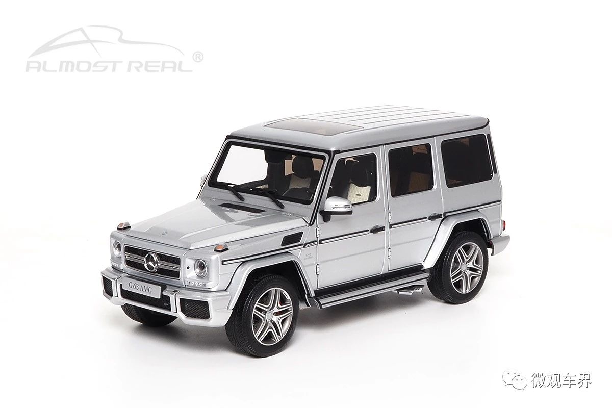 Mercedes-AMG G 63 (W463) - 2015 - Iridium Silver 1/18 中文：梅賽德斯-AMG G 63 (W463) 2015款 銀色 1/18 顏色：銀色 比例：1/18 主要特征：可拆卸防撞桿，全仿真開門鉸鏈