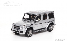 Mercedes-AMG G 63 (W463) - 2015 - Iridium Silver 1/18 中文：梅賽德斯-AMG G 63 (W463) 2015款 銀色 1/18 顏色：銀色 比例：1/18 主要特征：可拆卸防撞桿，全仿真開門鉸鏈