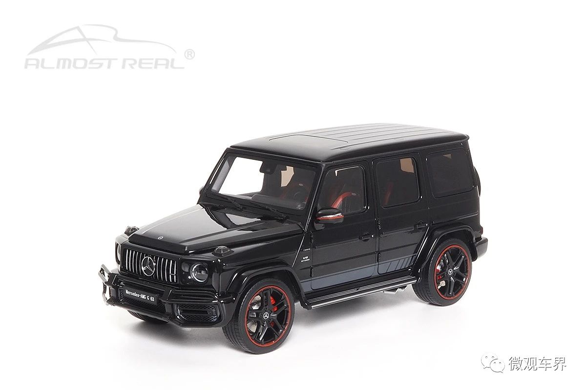 Mercedes-AMG G 63 - 2019 - Obsidian Black 1/18 中文：梅賽德斯-AMG G 63 2019款 黑色 1/18 顏色：黑色車身，黑紅雙色內(nèi)飾，AMG車身拉花 比例：1/18 主要特征：AMG升級(jí)外觀，黑紅雙色內(nèi)飾，五條雙幅運(yùn)動(dòng)輪轂紅色描邊，前置防撞桿，四門仿真鉸鏈，后門仿真鉸鏈配液壓桿