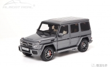 Mercedes-AMG G 65 (W463) - 2015 Metallic Grey 1/18 中文：梅賽德斯-AMG G 65 (W463) 2015款 金屬灰 1/18 顏色：金屬灰車身，黑色米色內(nèi)飾 比例：1/18 主要特征：可拆卸防撞桿，全仿真開門鉸鏈