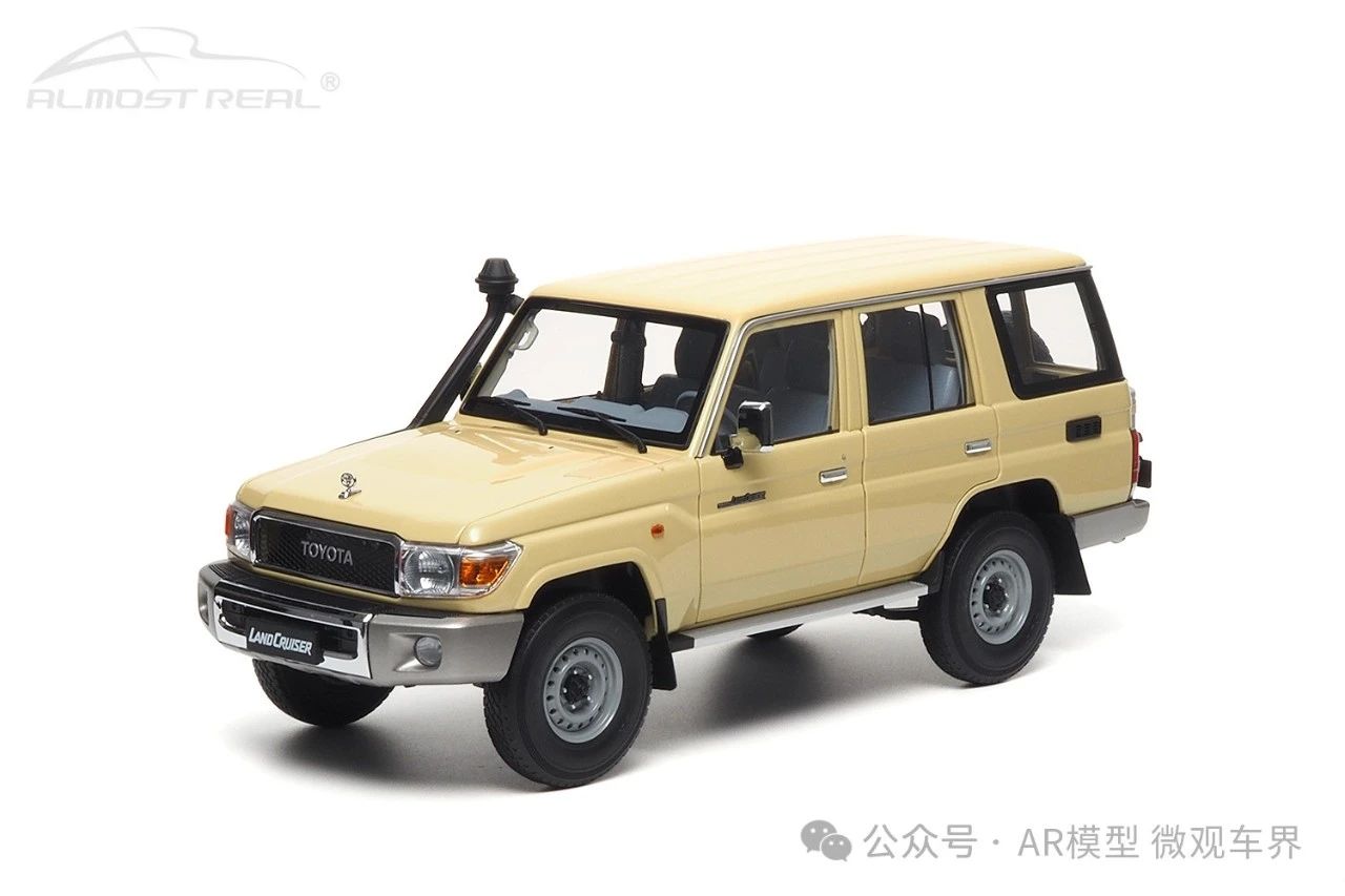 Toyota Land Cruiser 76 - 2017 - Beige 1/18 中文：豐田 Land Cruiser 76 2017款 黃色 1/18 顏色：米黃色 比例：1/18 主要特征：精細(xì)構(gòu)造發(fā)動(dòng)機(jī)，四門全開合金鉸鏈，尾門對(duì)開，車身拉花水貼