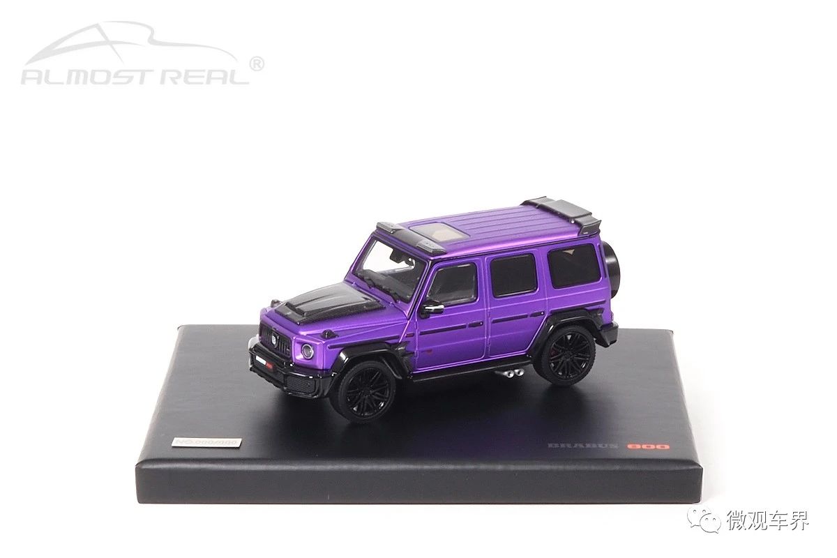 Brabus G-Class Mercedes-AMG G 63 - 2020 - Candy Purple 1/43 中文：博速 G-Class 2020款 糖果紫 1/43 顏色：紫色車(chē)身，黑色內(nèi)飾，配碳纖維裝飾 比例：1/43 主要特征：博速碳纖維改裝套件，LED高位照明燈，高性能運(yùn)動(dòng)車(chē)胎，碳纖維尾翼，前輪轉(zhuǎn)向