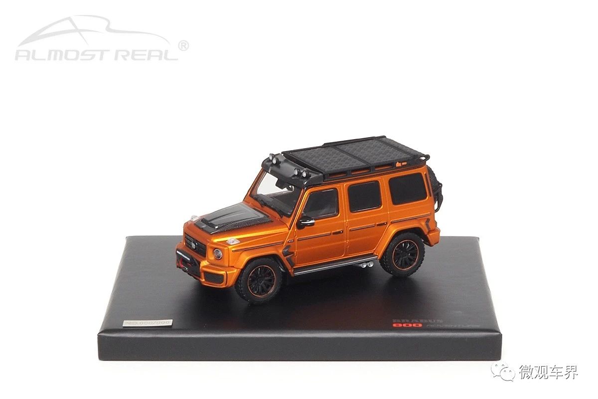 Brabus G-Class with Adventure Package Mercedes-AMG G 63 - 2020 - Cooper Metallic 1/43 中文：博速 G-Class 探險(xiǎn)套件版 2020款 金屬銅 1/43 顏色：亞光金屬銅色車身，黑色內(nèi)飾，配碳纖維裝飾 比例：1/43 主要特征：博速探險(xiǎn)版套件，行李架，攀爬梯，越野輪胎，備胎架，前輪轉(zhuǎn)向