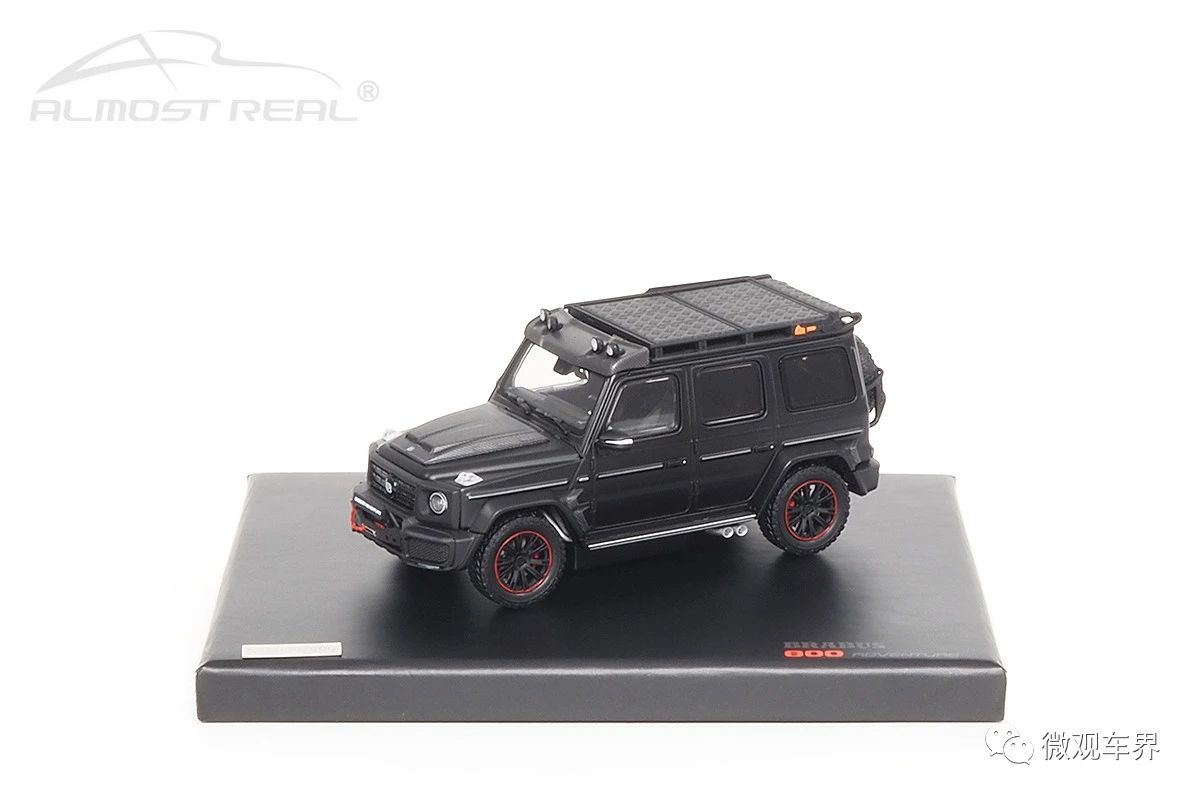 Brabus G-Class with Adventure Package Mercedes-AMG G 63 - 2020 - Designo Night Black Magno 1/43 中文：博速 G-Class 探險套件版 2020款 亞光黑 1/43 顏色：亞光黑車身，黑色內(nèi)飾，配碳纖維裝飾 比例：1/43 主要特征：博速探險版套件，行李架，攀爬梯，越野輪胎，備胎架，前輪轉(zhuǎn)向