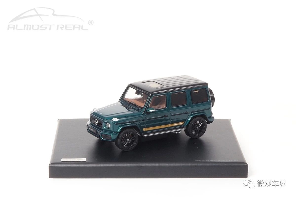 Mercedes-AMG G 63 - 2021 - Racing Green Edition 1/43 中文：梅賽德斯-AMG G 63 2021年 金屬綠色 1/43 顏色：綠色車身，金色車身拉花，棕色內(nèi)飾 比例：1/43 主要特征：AMG升級外觀，黑色運(yùn)動輪轂，前輪轉(zhuǎn)向