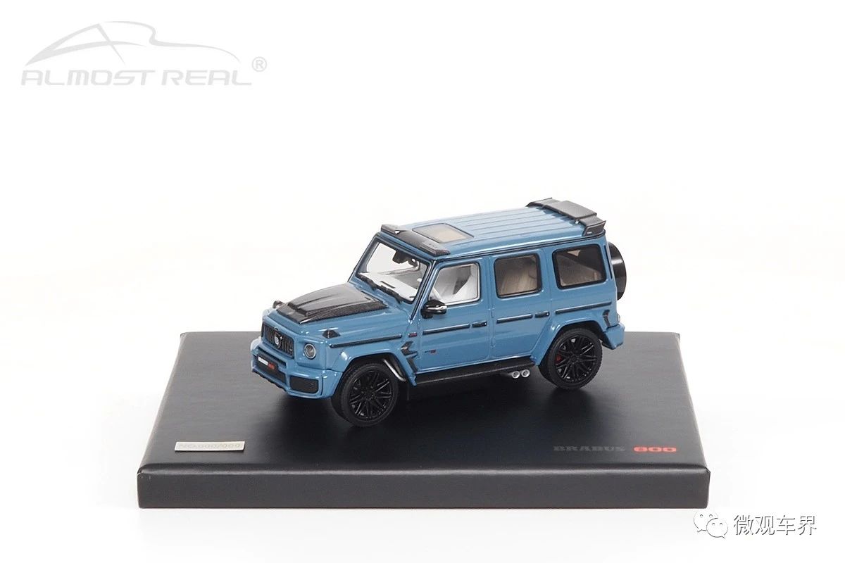 Brabus G-Class Mercedes-AMG G 63 - 2020 - China Blue 1/43 中文：博速 G-Class 2020款 藍(lán)色 1/43 顏色：藍(lán)色車身，白色內(nèi)飾，配碳纖維裝飾 比例：1/43 主要特征：博速碳纖維改裝套件，LED高位照明燈，高性能運(yùn)動(dòng)車胎，碳纖維尾翼，前輪轉(zhuǎn)向